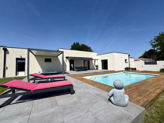 Propriété contemporaine d’exception   Maison 5 pièces - 4 chambres avec garage de 39 m2 - Piscine - Spa - Pres
