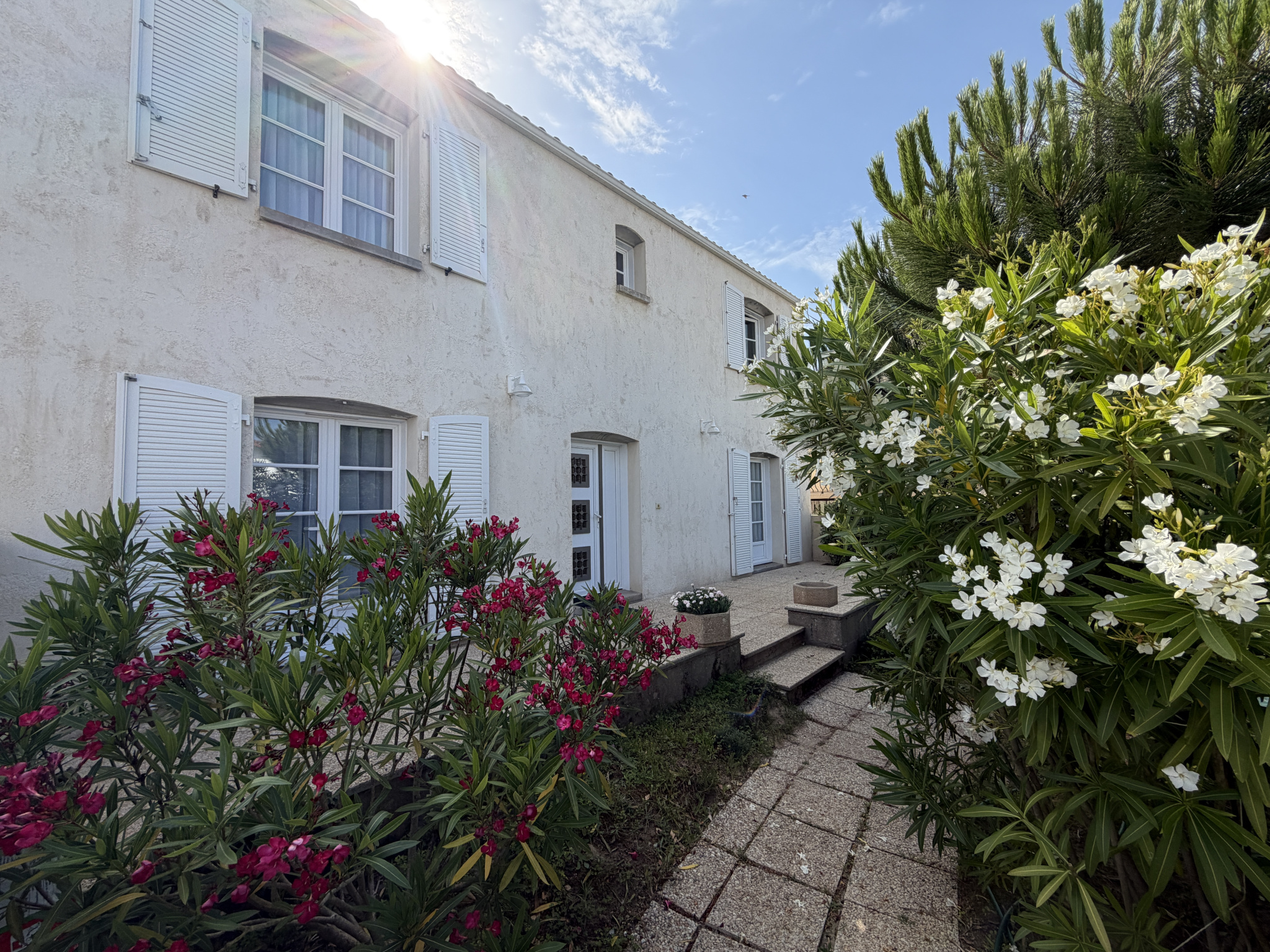 Une adresse rare au Rocher, au bord de la plage.