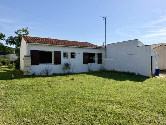Saint-Hilaire-la-Forêt   Maison 3 pièces avec garage et dépendances - Terrain de 2218 m2