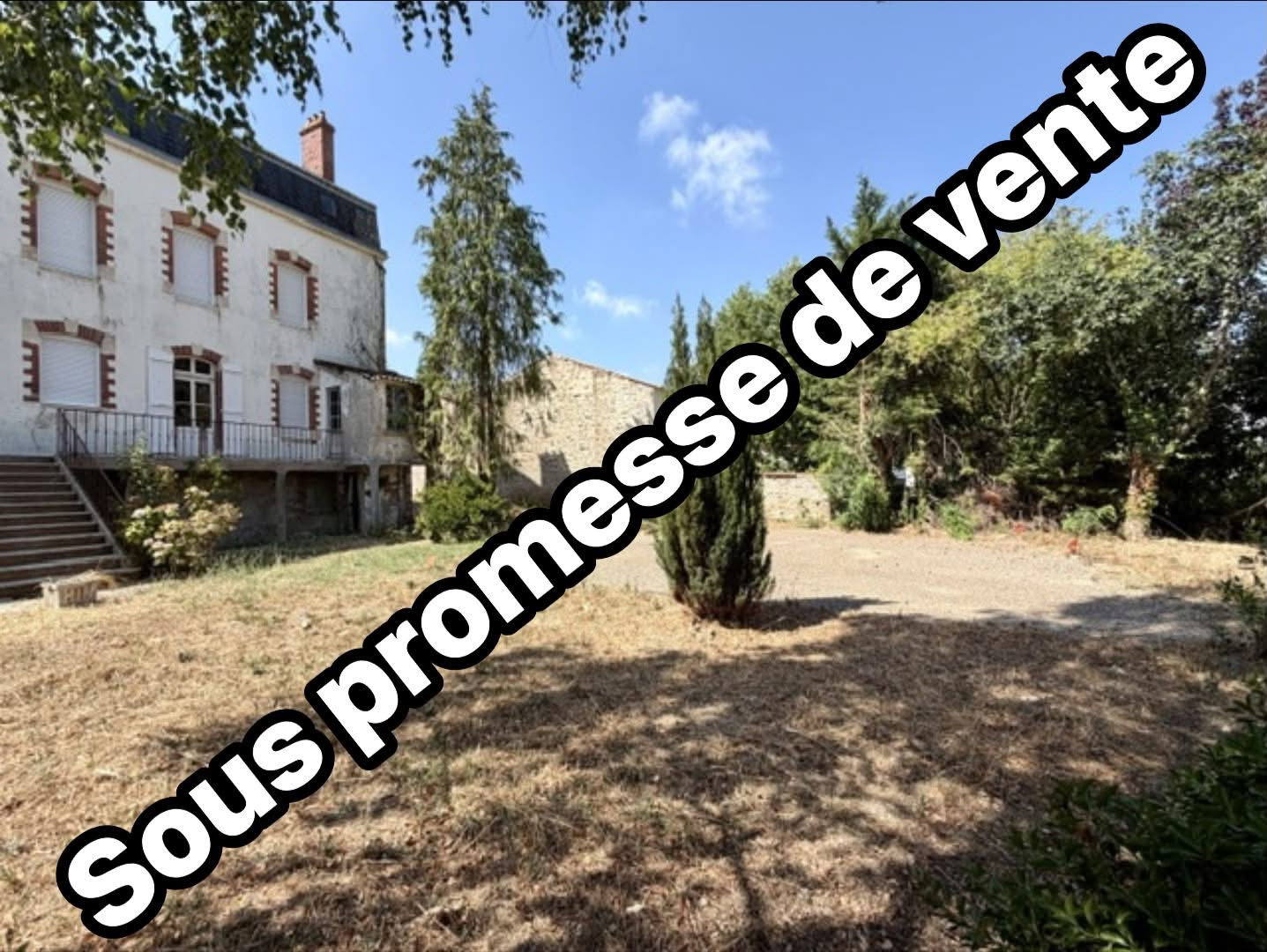 Élégante bâtisse de maître à réinventer   Adresse de choix en cœur de ville