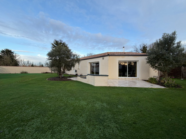 Maison 5 pièces avec garage, préau et abris de jardin